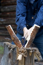 Det är mycket arbete med att köra ut ved till vedplatserna. Spar på veden!