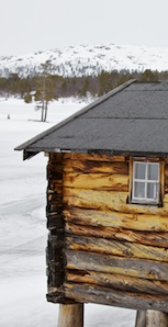 Buan som numera står vid Reva var en gång i tiden bastu för timmerhuggare vid Rödsjön.